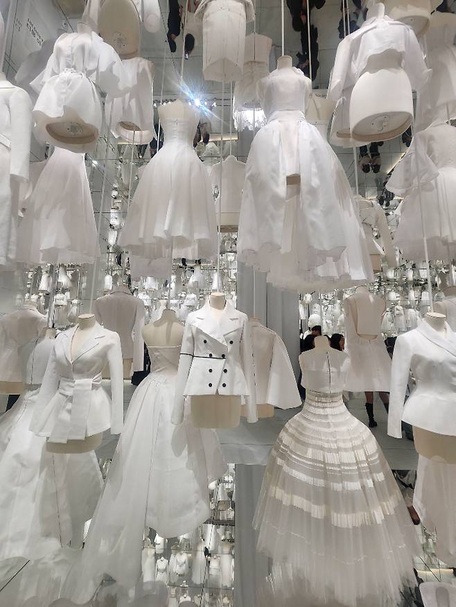 재단사들의 장인 정신을 예찬하는 화이트 컬러의 캔버스 공간과 몽테뉴가 30번지. 곽인숙 기자