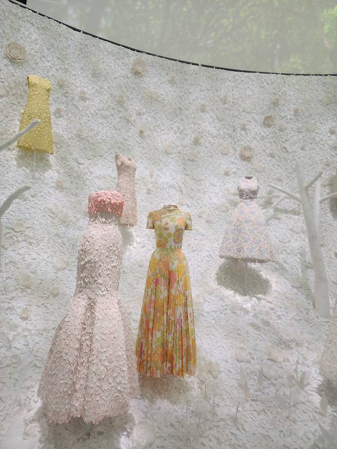 김현주 작가가 식물의 다양한 형태를 한지로 표현한 작품과 디올의 아름다운 아카이브 드레스와 어우러진다. 곽인숙 기자