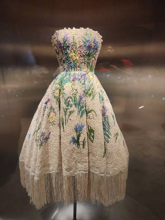 '하바리움의 정수', 마리아 그라치아 치우리가 제작한 2017 봄-여름 으뜨 구뛰르 컬렉션. 미스 디올 캠페인에서 나탈리 포트만이 착용. 곽인숙 기자