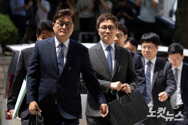 12·3 비상계엄과 관련해 특검의 수사하는 조은석 내란 특별검사팀 박억수 특검보가 9일 서울 서초구 서울중앙지법에서 열린 영장실질심사에 출석하고 있다. 사진공동취재단