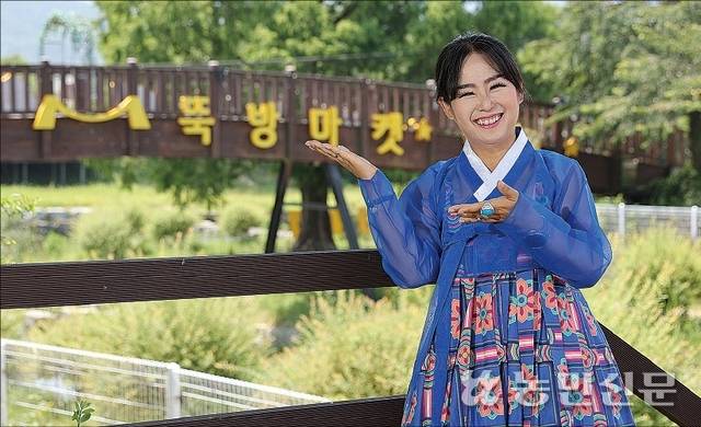 협동조합 뚝방 대표 임원자씨가 플리마켓이 열리는 전남 곡성역 근처 곡성천 목교 앞에서 환하게 웃고 있다. 그는 평소 한복을 일상복으로 입는다.