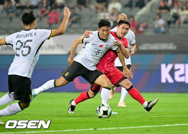 [OSEN=용인, 조은정 기자]7일 경기 용인시 용인 미르 스타디움에서 2025 동아시아 축구연맹(EAFF) E-1 챔피언십(동아시안컵) 대한민국 남자 축구 대표팀과 중국의 개막전이 열렸다.한국은 중국과 첫 경기를 시작으로 11일 홍콩, 15일 일본과 격돌한다. 경기는 모두 용인에서 치러지며 3경기 성적에 따라 그대로 최종 순위가 결정된다.전반 한국 이동경이 중국의 수비를 받고 있다. 2025.07.07 /cej@osen.co.kr