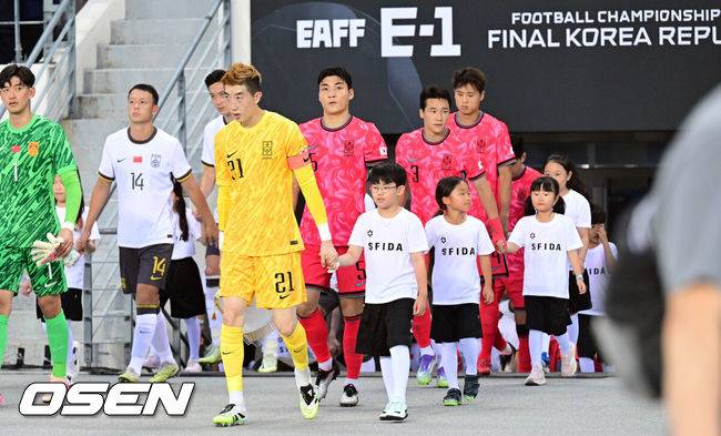 [OSEN=용인, 조은정 기자]7일 경기 용인시 용인 미르 스타디움에서 2025 동아시아 축구연맹(EAFF) E-1 챔피언십(동아시안컵) 대한민국 남자 축구 대표팀과 중국의 개막전이 열렸다.한국은 중국과 첫 경기를 시작으로 11일 홍콩, 15일 일본과 격돌한다. 경기는 모두 용인에서 치러지며 3경기 성적에 따라 그대로 최종 순위가 결정된다.주장 조현우를 비롯한 대표팀이 그라운드에 들어서고 있다. 2025.07.07 /cej@osen.co.kr