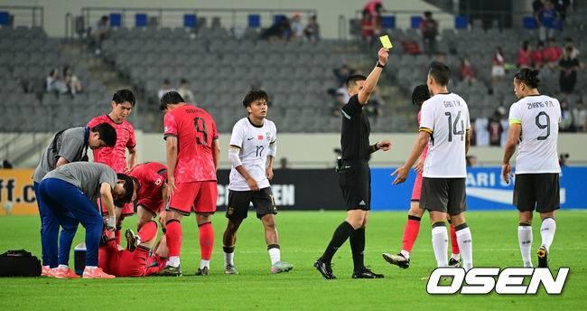 [OSEN=용인, 조은정 기자]7일 경기 용인시 용인 미르 스타디움에서 2025 동아시아 축구연맹(EAFF) E-1 챔피언십(동아시안컵) 대한민국 남자 축구 대표팀과 중국의 개막전이 열렸다.한국은 중국과 첫 경기를 시작으로 11일 홍콩, 15일 일본과 격돌한다. 경기는 모두 용인에서 치러지며 3경기 성적에 따라 그대로 최종 순위가 결정된다.전반 한국 이동경에 파울을 범한 중국이 옐로 카드를 받고 있다. 2025.07.07 /cej@osen.co.kr
