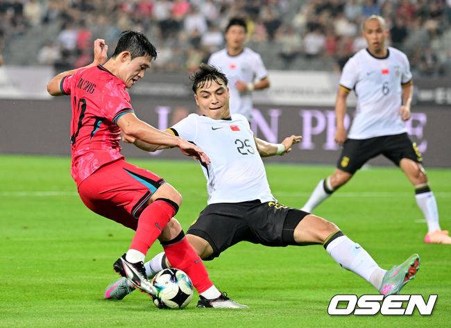 [OSEN=용인, 조은정 기자]7일 경기 용인시 용인 미르 스타디움에서 2025 동아시아 축구연맹(EAFF) E-1 챔피언십(동아시안컵) 대한민국 남자 축구 대표팀과 중국의 개막전이 열렸다.한국은 중국과 첫 경기를 시작으로 11일 홍콩, 15일 일본과 격돌한다. 경기는 모두 용인에서 치러지며 3경기 성적에 따라 그대로 최종 순위가 결정된다.전반 한국 이동경이 드리블을 하고 있다. 2025.07.07 /cej@osen.co.kr