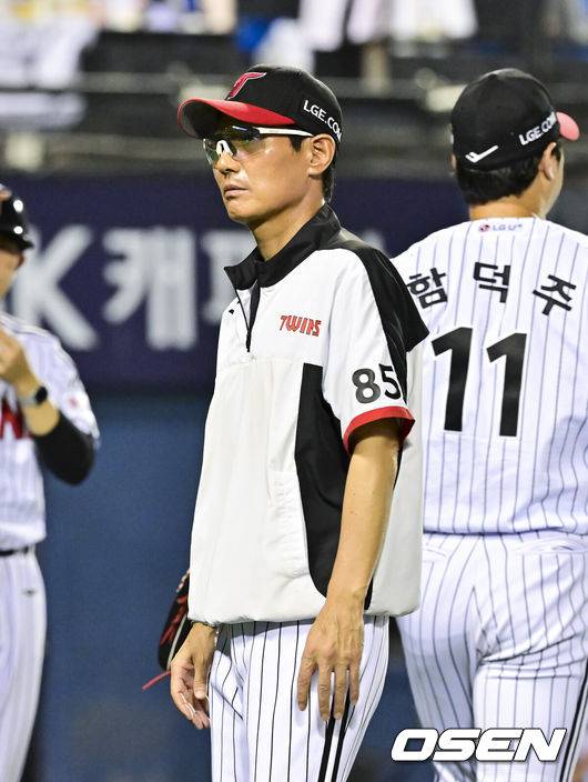 [OSEN=잠실, 박준형 기자] 프로야구 LG 트윈스가 키움 히어로즈를 꺾고 단독 2위 자리를 지켰다.&nbsp;LG는&nbsp;8일 서울 잠실구장에서 열린 2025 KBO리그 키움과 경기에서 4-3 역전승을 거뒀다. LG는 2위 자리를 수성했다.&nbsp;경기종료 후 LG 염경겹 감독이 승리후 그라운드를 빠져나가고 있다. 2025.07.08 /  soul1014@osen.co.kr