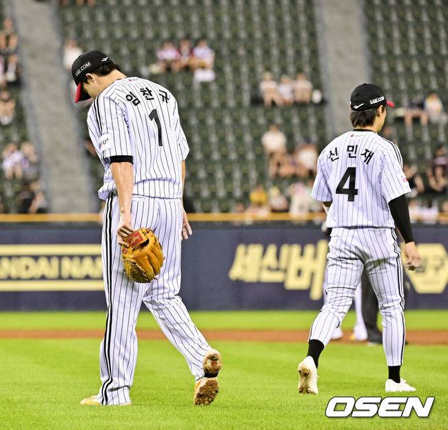 [OSEN=잠실, 박준형 기자] 8일 오후 서울 잠실구장에서 ‘2025 신한 SOL BANK KBO리그’ LG 트윈스와 키움 히어로즈의 경기가 진행됐다.이날 경기에서 LG는 임찬규(8승 3패)를, 키움은 하영민(6승 8패)을 선발투수로 내세웠다.4회초 신민재 2루수의 송구실책으로 실점 허용한 LG 임찬규가 아쉬워하고 있다.    2025.07.08 /  soul1014@osen.co.kr