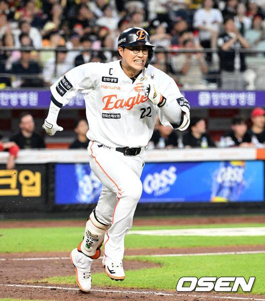 [OSEN=대전, 이대선 기자] 8일 오후 대전 한화생명볼파크에서 2025 신한 SOL Bank KBO리그 한화 이글스와 KIA 타이거즈의 경기가 열렸다.한화는 문동주, KIA는 윤영철을 선발로 내세웠다.3회말 1사 만루에서 한화 채은성이 우전 3타점 적시 2루타를 치고 그라운드를 달리고 있다. 2025.07.08 /sunday@osen.co.kr