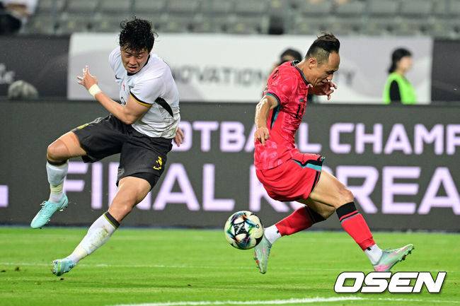 [OSEN=용인, 조은정 기자]7일 경기 용인시 용인 미르 스타디움에서 2025 동아시아 축구연맹(EAFF) E-1 챔피언십(동아시안컵) 대한민국 남자 축구 대표팀과 중국의 개막전이 열렸다.한국은 중국과 첫 경기를 시작으로 11일 홍콩, 15일 일본과 격돌한다. 경기는 모두 용인에서 치러지며 3경기 성적에 따라 그대로 최종 순위가 결정된다.전반 한국 문선민이 문전에서 공을 지나치고 있다. 2025.07.07 /cej@osen.co.kr