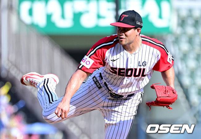 [OSEN=잠실, 최규한 기자] 29일 서울 잠실야구장에서 ‘2025 신한 SOL Bank KBO리그’ LG 트윈스와 KIA 타이거즈의 경기가 열렸다.홈팀 LG는 요니 치리노스, 방문팀 KIA는 윤영철을 선발로 내세웠다.1회초 LG 선발 치리노스가 힘차게 공을 뿌리고 있다. 2025.06.29 / dreamer@osen.co.kr