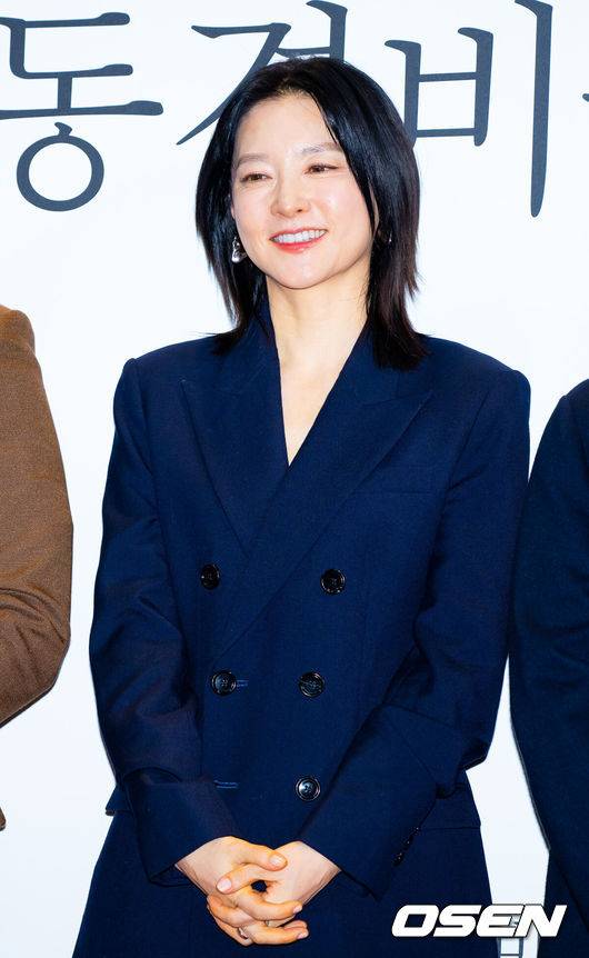 [OSEN=민경훈 기자] 4일 오후 서울 CGV 용산아이파크몰에서 CJ ENM 30주년 기념 비저너리 선정작 홈커밍 GV ‘공동경비구역 JSA’ 포토월 행사가 열렸다.지난 2000년 개봉한 '공동경비구역 JSA'의 박찬욱 감독과 배우 송강호, 이병헌, 이영애, 김태우가 참석해 25년 만에 한자리에 모였다.배우 이영애가 무대 위에서 포토타임을 갖고 있다. 2025.02.04 / rumi@osen.co.kr