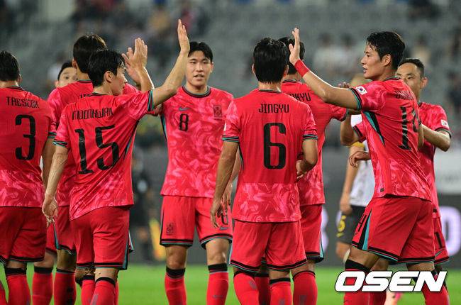 [OSEN=용인, 조은정 기자]7일 경기 용인시 용인 미르 스타디움에서 2025 동아시아 축구연맹(EAFF) E-1 챔피언십(동아시안컵) 대한민국 남자 축구 대표팀과 중국의 개막전이 열렸다.한국은 중국과 첫 경기를 시작으로 11일 홍콩, 15일 일본과 격돌한다. 경기는 모두 용인에서 치러지며 3경기 성적에 따라 그대로 최종 순위가 결정된다.전반 한국이 주민규의 골에 기뻐하고 있다. 2025.07.07 /cej@osen.co.kr