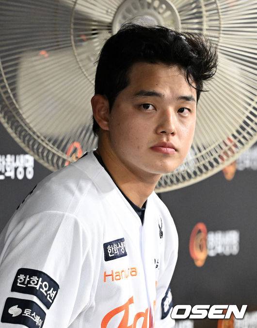 [OSEN=대전, 이대선 기자] 8일 오후 대전 한화생명볼파크에서 2025 신한 SOL Bank KBO리그 한화 이글스와 KIA 타이거즈의 경기가 열렸다.한화는 문동주, KIA는 윤영철을 선발로 내세웠다.한화 문동주가 더그아웃에서 휴식을 취하고 있다. 2025.07.08 /sunday@osen.co.kr