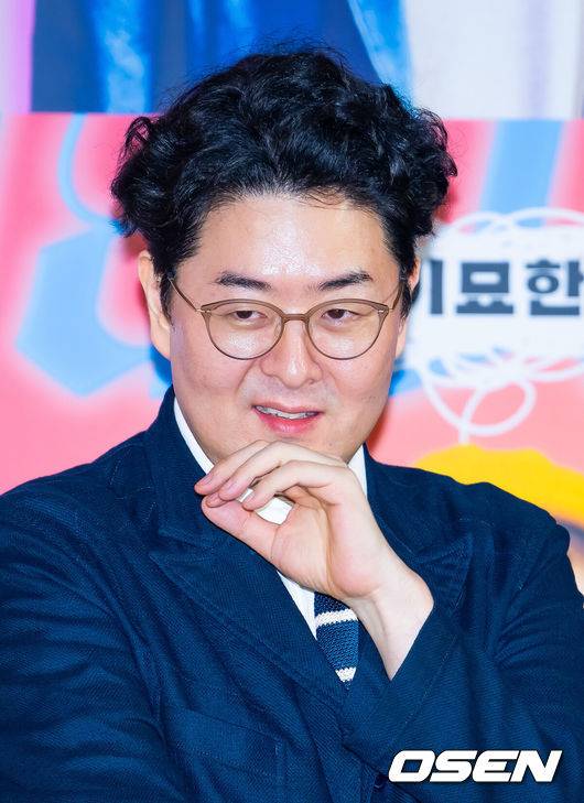 [OSEN=민경훈 기자] 9일 오전 서울 용산구 CGV 용산아이파크몰에서 영화 '악마가 이사왔다' 제작보고회가 열렸다.영화 '악마가 이사왔다'(이상근 감독)는 새벽마다 악마로 깨어나는 '선지'(임윤아 분)를 감시하는 기상천외한 아르바이트를 하게 된 청년 백수 '길구'(안보현)의 영혼 탈탈 털리는 이야기를 담은 악마 들린 코미디다.이상근 감독이 미소짓고 있다. 2025.07.09 / rumi@osen.co.kr