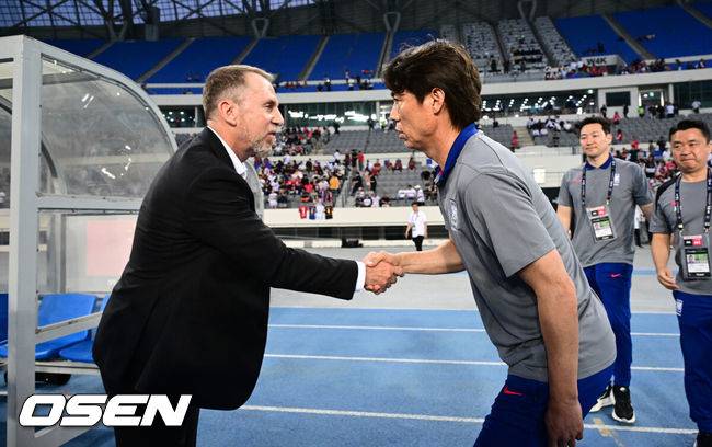 [OSEN=용인, 조은정 기자]7일 경기 용인시 용인 미르 스타디움에서 2025 동아시아 축구연맹(EAFF) E-1 챔피언십(동아시안컵) 대한민국 남자 축구 대표팀과 중국의 개막전이 열렸다.한국은 중국과 첫 경기를 시작으로 11일 홍콩, 15일 일본과 격돌한다. 경기는 모두 용인에서 치러지며 3경기 성적에 따라 그대로 최종 순위가 결정된다.중국 데얀 주르예비치 감독과 한국 홍명보 감독이 경기 전 악수를 나누고 있다. 2025.07.07 /cej@osen.co.kr