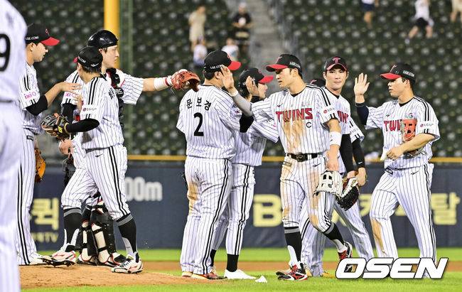 [OSEN=잠실, 박준형 기자] 프로야구 LG 트윈스가 키움 히어로즈를 꺾고 단독 2위 자리를 지켰다.&nbsp;LG는&nbsp;8일 서울 잠실구장에서 열린 2025 KBO리그 키움과 경기에서 4-3 역전승을 거뒀다. LG는 2위 자리를 수성했다.&nbsp;경기종료 후 LG 선수들이 승리의 기쁨을 나누고 있다.  2025.07.08 /  soul1014@osen.co.kr
