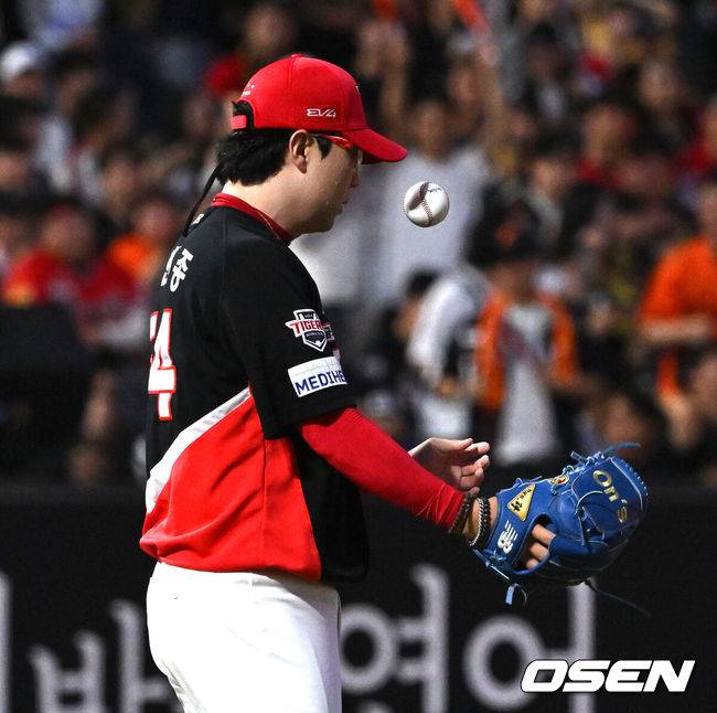 [OSEN=대전, 이대선 기자] 9일 오후 대전 한화생명볼파크에서 2025 신한 SOL Bank KBO리그 한화 이글스와 KIA 타이거즈의 경기가 열렸다.한화는 문동주, KIA는 양현종 선발로 내세웠다.4회말 2사 1,3루에서 한화 최재훈에게 좌월 스리런 홈런을 허용한 KIA 양현종이 아쉬워하고 있다. 2025.07.08 /sunday@osen.co.kr