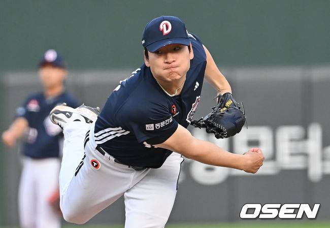 [OSEN=부산, 이석우 기자] 9일 부산 사직야구장에서 2025 신한 SOL 뱅크 KBO 리그 롯데 자이언츠와 두산 베어스의 경기가 열렸다. 홈팀 롯데는 이민석이, 방문팀 두산은 곽빈이 선발 출전했다.두산 베어스 선발 투수 곽빈이 역투하고 있다. 2025.07.09 / foto0307@osen.co.kr