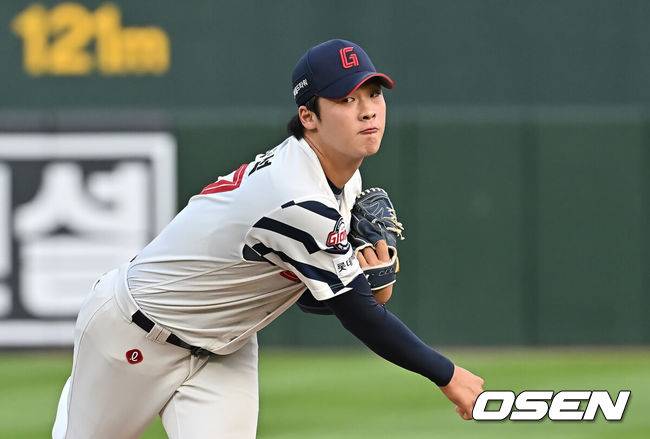 [OSEN=부산, 이석우 기자] 9일 부산 사직야구장에서 2025 신한 SOL 뱅크 KBO 리그 롯데 자이언츠와 두산 베어스의 경기가 열렸다. 홈팀 롯데는 이민석이, 방문팀 두산은 곽빈이 선발 출전했다.롯데 자이언츠 선발 투수 이민석이 역투하고 있다. 2025.07.09 / foto0307@osen.co.kr