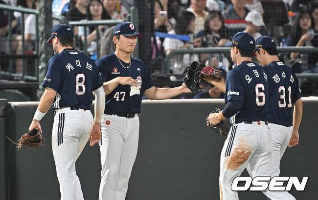 [OSEN=부산, 이석우 기자] 9일 부산 사직야구장에서 2025 신한 SOL 뱅크 KBO 리그 롯데 자이언츠와 두산 베어스의 경기가 열렸다. 홈팀 롯데는 이민석이, 방문팀 두산은 곽빈이 선발 출전했다.두산 베어스 곽빈이 4회말 수비를 무실점으로 막고 동료들과 하이파이브를 하고 있다. 2025.07.09 / foto0307@osen.co.kr