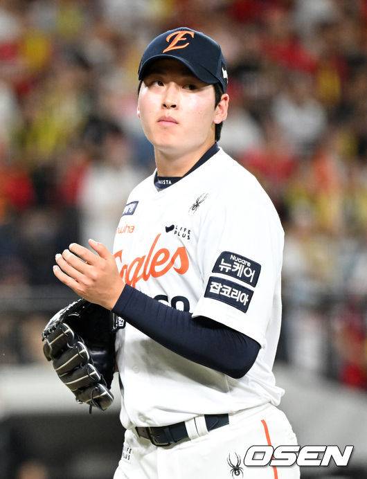 [OSEN=대전, 이대선 기자] 9일 오후 대전 한화생명볼파크에서 2025 신한 SOL Bank KBO리그 한화 이글스와 KIA 타이거즈의 경기가 열렸다.한화는 문동주, KIA는 양현종 선발로 내세웠다.6회초 2사에서 한화 조동욱이 마운드를 내려가고 있다. 2025.07.08 /sunday@osen.co.kr