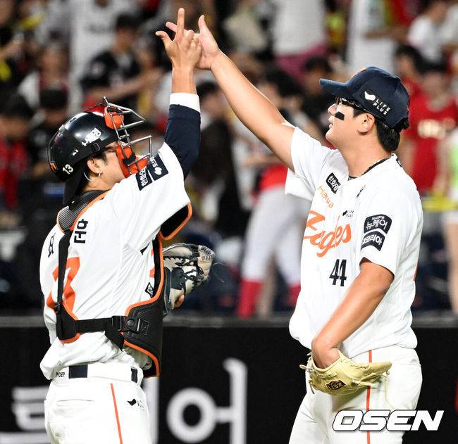 [OSEN=대전, 이대선 기자] 프로야구 한화 이글스가 1위의 자격을 제대로 보여줬다. ‘함평 타이거즈’ 활약으로 기세를 높이던 KIA 타이거즈도 한화 앞에선 연이틀 힘을 못 썼다. 한화는 9일 대전 한화생명볼파크에서 열린 2025 신한 SOL Bank KBO리그 KIA와의 홈경기를 7-4로 역전승했다. 경기 종료 후 한화 최재훈과 김서현이 승리의 기쁨을 나누고 있다. 2025.07.09 /sunday@osen.co.kr