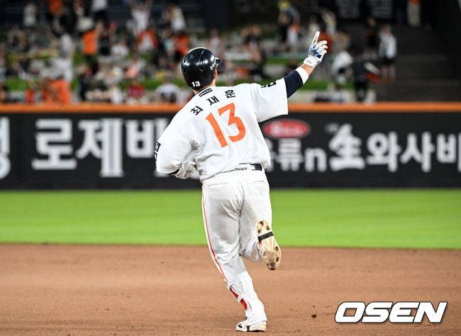 [OSEN=대전, 이대선 기자] 9일 오후 대전 한화생명볼파크에서 2025 신한 SOL Bank KBO리그 한화 이글스와 KIA 타이거즈의 경기가 열렸다.한화는 문동주, KIA는 양현종 선발로 내세웠다.4회말 2사 1,3루에서 한화 최재훈이 좌월 스리런 홈런을 치고 환호하고 있다. 2025.07.08 /sunday@osen.co.kr