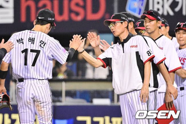 [OSEN=잠실, 박준형 기자] 프로야구 LG 트윈스가&nbsp;키움 히어로즈를 꺾고 2연승을 달렸다.&nbsp;LG는 9일 서울 잠실구장에서 열린 2025 KBO리그 키움과 경기에서 16안타를 터뜨리며 12-6으로 승리했다. LG는 전반기 최소 공동 2위를 확보했다.&nbsp;경기종료 후 LG 염경엽 감독이 박해민과 하이파이브를 하고 있다. 2025.07.09 /  soul1014@osen.co.kr