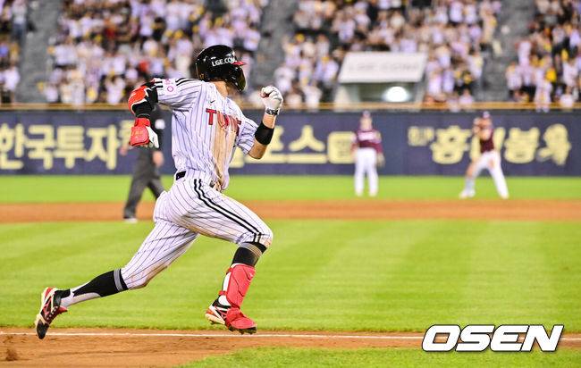 [OSEN=잠실, 박준형 기자] 9일 오후 서울 잠실구장에서 ‘2025 신한 SOL BANK KBO리그’ LG 트윈스와 키움 히어로즈의 경기가 진행됐다.이날 경기에서 LG는 손주영을, 키움은 정현우를 선발투수로 내세웠다. 7회말 1사 1,2루 LG 박해민이 3루타를 날린뒤 홈으로 전력 질주 하고 있다. 2025.07.09 /  soul1014@osen.co.kr