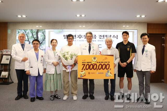 ▲광주FC(대표이사 노동일)가 8일 전남대학교병원(원장 정 신)에서 '폼폼푸린 유니폼 경매 기부금 전달식'을 진행하고 기념촬영을 하고 있다.2025.7.08ⓒ광주FC