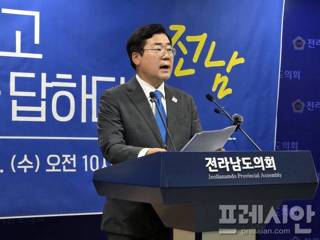 ▲박찬대 더불어민주당 의원(인천 연수구갑)은 9일 오전 전남도의회 5층 기자회견장에서 '호남이 묻고, 박찬대가 답하다 in 전남' 당 대표 출마 기자회견을 열고 "앞으로의 1년이 이재명 정부의 성공과 5년 뒤 정권 재창출(유지)의 관건인 만큼, 집권여당의 당 대표로서 할 수 있는 역할을 다하겠다"고 밝혔다.2025.7.09ⓒ프레시안(박아론)