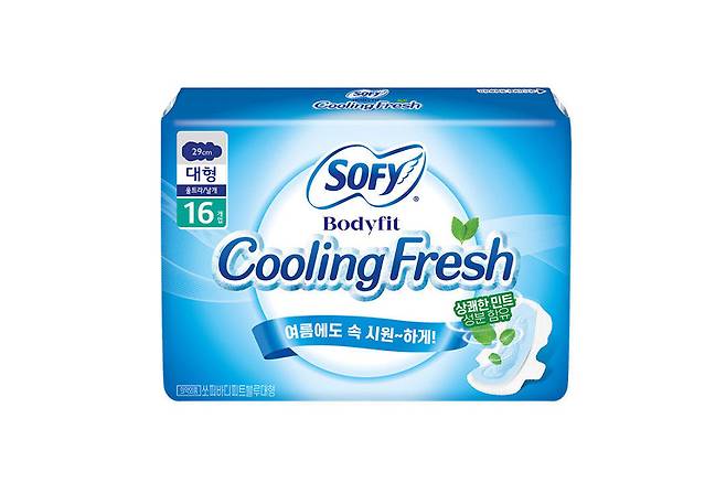 여름에도 시원하게 사용할 수 있고, 냄새도 잡아주는 쿨링 생리대. 태국, 베트남 등 동남아 여행시 구매할 수 있었던 쿨링 생리대와  국내에서 찾아볼 수 있는 쏘피 바디피트 쿨링프레쉬까지. | 얼루어 코리아 (Allure Korea)