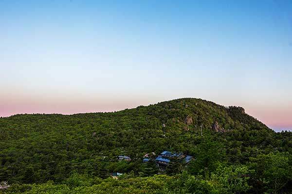 촛대봉 오르막에서 바라본 세석평전과 세석대피소.