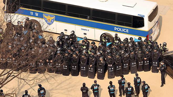 3일 서울 종로구 헌법재판소 인근 운현궁에서 경찰 기동대가 훈련하고 있다.