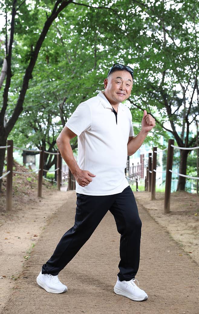 근육긴장이상증을 극복하고 4년 만에 다시 질주를 시작한 국민 마라토너 이봉주가 지난 7일 경기 용인의 한 공원에서 달리기 포즈를 취하고 있다.&nbsp;남정탁 기자