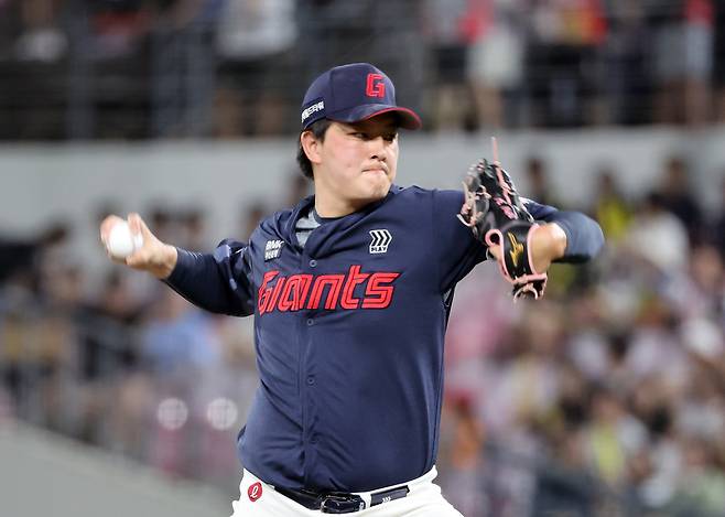 6일 광주기아챔피언스필드에서 열린 프로야구 롯데 자이언츠와 KIA 타이거즈의 경기. 롯데 김원중이 9회에 투구하고 있다. 연합뉴스