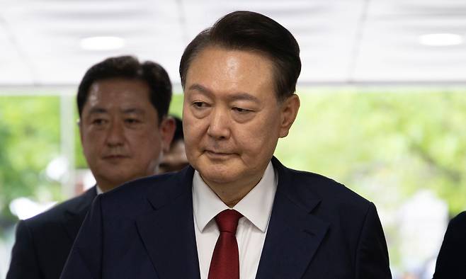 윤석열 전 대통령이 9일 서울 서초구 서울중앙지방법원에서 열린 구속 전 피의자심문(영장실질심사)을 받기 위해 출석하고 있다.&nbsp;사진공동취재단