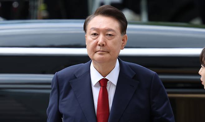 윤석열 전 대통령이 9일 서울 서초구 서울중앙지방법원에서 열린 구속 전 피의자심문(영장실질심사)을 받기 위해 출석하고 있다.&nbsp;사진공동취재단