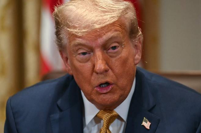 도널드 트럼프 미국 대통령이 8일(현지시간) 백악관에서 열린 내각 회의에서 연설하고 있다. 2025.7.8 워싱턴 AFP 연합뉴스