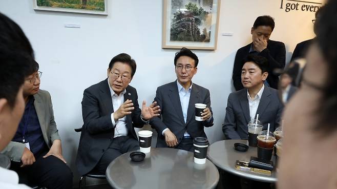 이재명 대통령과 김민석(가운데) 국무총리, 강훈식(오른쪽) 대통령실 비서실장이 8일 용산 대통령실 직원식당에서 점심을 함께한 후 매점에서 마주친 기자들과 즉석 티타임을 하고 있다. 대통령실 제공