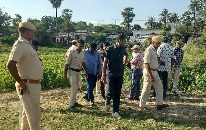 현지 경찰이 사건 현장을 조사하고 있다.