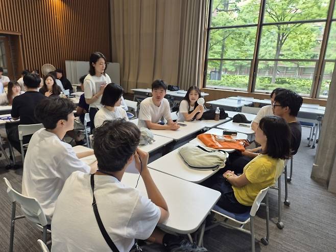 남북 청소년들이 지난 3일 일본 오사카에 있는 관서대학에서 일본 대학생들과 인권대화를 하는 모습. 북한민주화청년학생포럼 제공