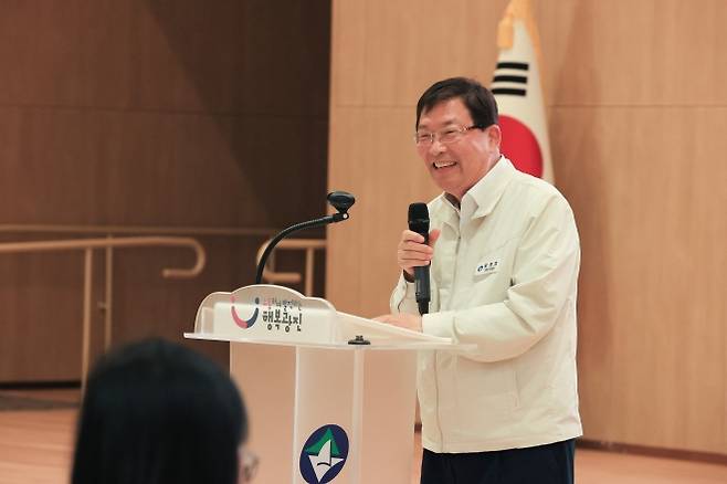 김경호 서울 광진구청장이 학부모 진로진학아카데미에서 인사말을 하고 있다.   광진구 제공