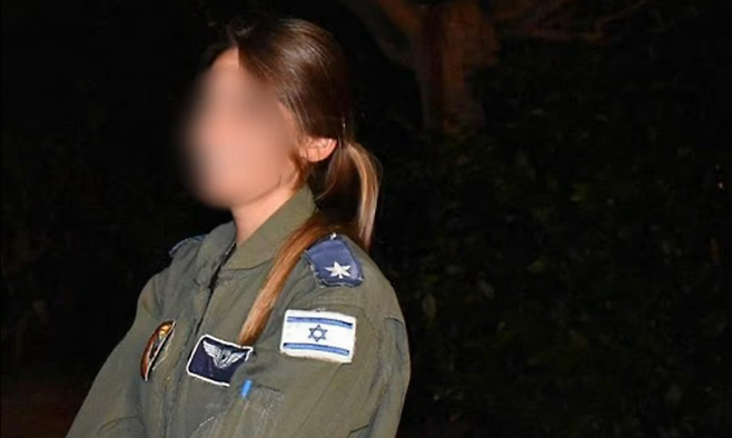 전투기 앞에 서 있는 이스라엘 공군 소속 M 소령. 이 여성은 지난달 이스라엘군이 이란을 상대로 감행한 대규모 군사작전인 ‘일어서는 사자’ 작전에 참여했다. 데일리메일 제공