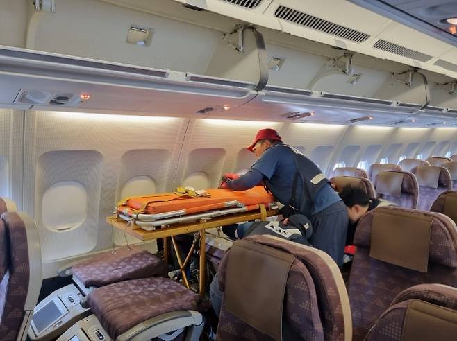대한항공 좌석 6개를 의료용 침대로 만들고 있는 모습. 대한항공 제주여객서비스지점 제공