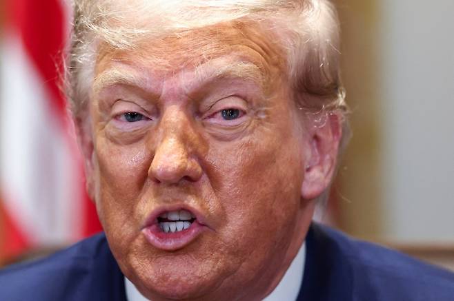 도널드 트럼프 미국 대통령이 8일(현지시간) 백악관에서 열린 내각회의에서 연설하고 있다. 2025.7.8 워싱턴 로이터 연합뉴스