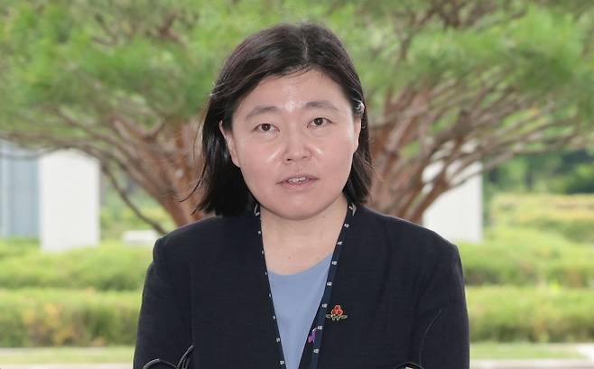 질문에 답하는 임은정 신임 동부지검장 - 임은정 신임 서울동부지검장이 4일 서울 송파구 서울동부지방검찰청으로 첫 출근하며 취재진 질문에 답하고 있다. 2025.7.4 연합뉴스