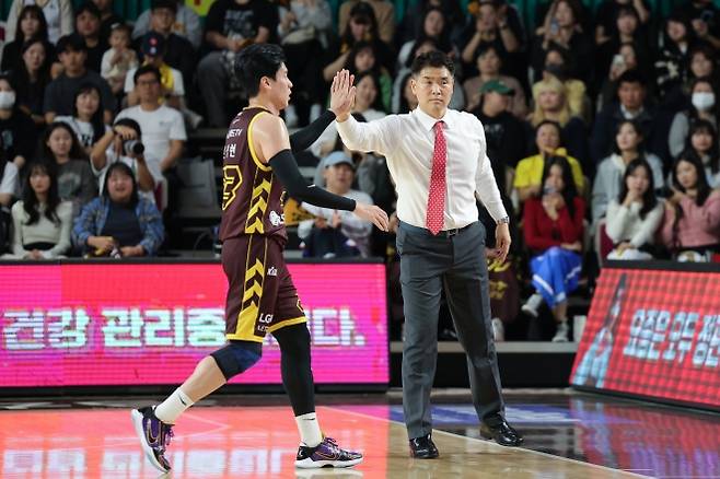 조상현 창원 LG 감독이 지난해 11월 3일 창원체육관에서 열린 2024~25 프로농구 정규시즌 울산 현대모비스와의 홈 경기에서 전성현과 하이파이브하고 있다. KBL 제공