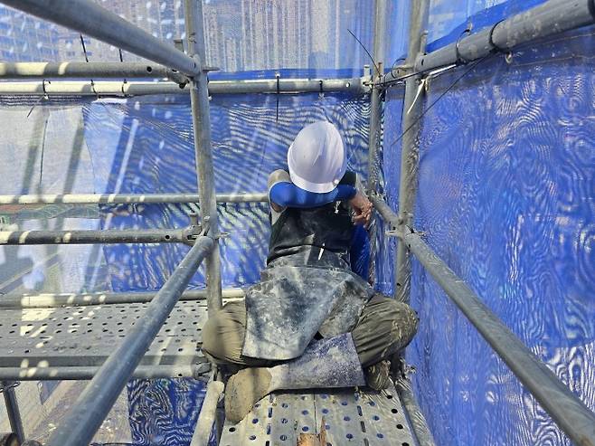 9일 서울 마포구의 한 빌라 공사 현장에서 더위에 지친 건설 노동자가 휴식시간에 땀을 닦고 있다. 박효준 기자