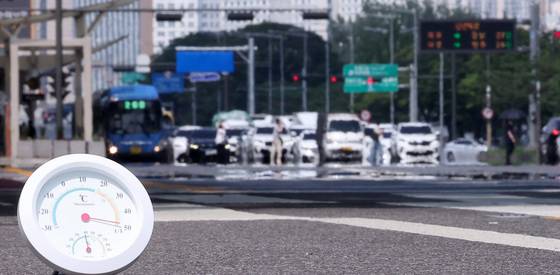 서울 기온이 37.1도까지 오르면서 근대적인 기상관측을 시작한 이래 7월 상순 기온으론 역대 최고치를 기록한 8일 서울 영등포구 여의도 일대 뜨겁게 달궈진 아스팔트 위로 아지랑이가 피어오르고 있다. 종전 서울(종로구 서울기상관측소 기준) 7월 상순 최고기온은 1939년 7월 9일 기록된 36.8도로 86년 만에 신기록이 세워졌다. 뉴스1